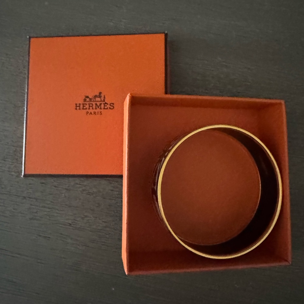 HERMES Black/White and 18k plated enamel bangle. - Picture 7 of 8